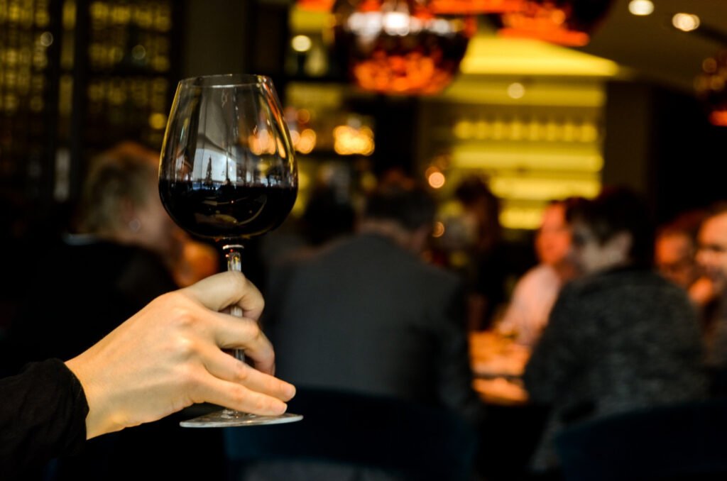 137 Restaurant Person People Hand 1024x678